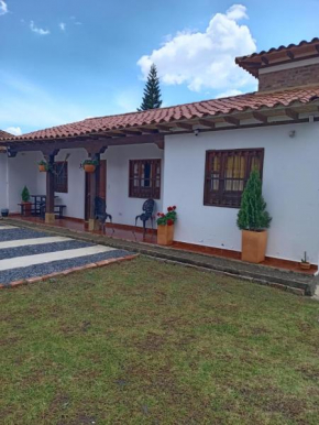 Villa Samantha - Casa Colonial con Parqueadero